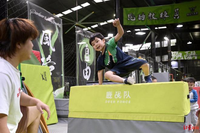 都十年：不是危险炫技而是教会人自救开元棋牌世运项目在成都｜跑酷进入成(图3)